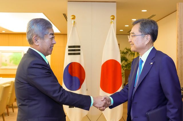 조현 장관과 이와야 외무상