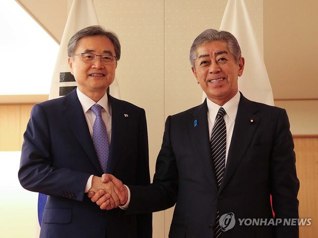 악수하는 한-일 외교장관