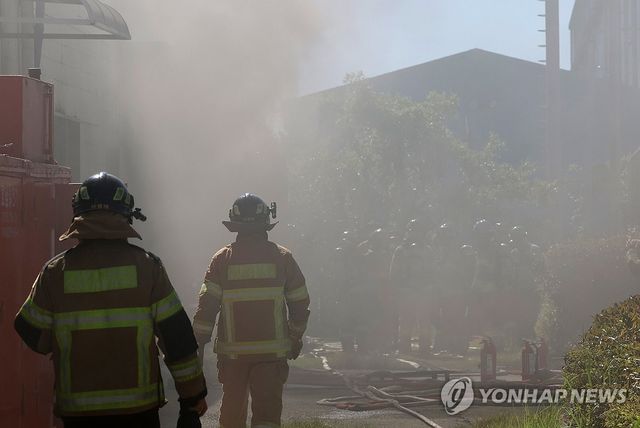 화재 연기 속 소방대원