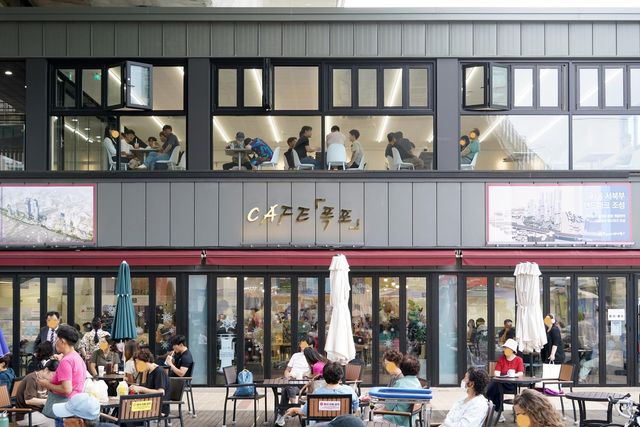 홍제천 카페 폭포