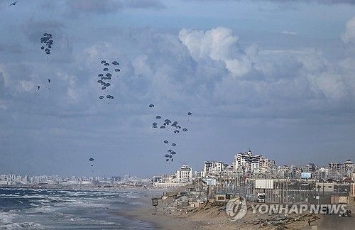 지난해 3월 미국이 구호품을 공중 투하하는 모습