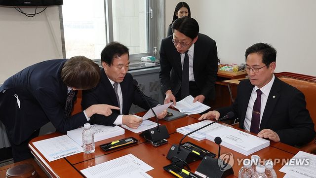 경제재정소위 주재하는 정태호 소위원장