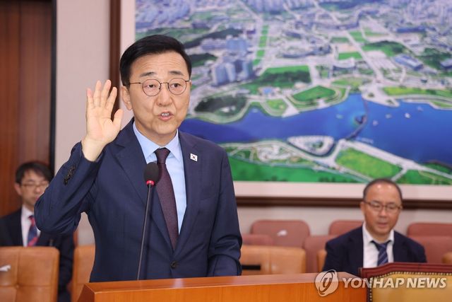 선서하는 김윤덕 국토교통부 장관 후보자