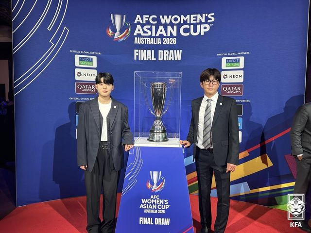 2026 여자아시안컵 조추첨식에 참석한 여자대표팀 신상우 감독(오른쪽)과 전유경.