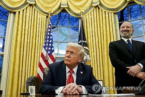 도널드 트럼프 대통령과 하워드 러트닉 상무장관