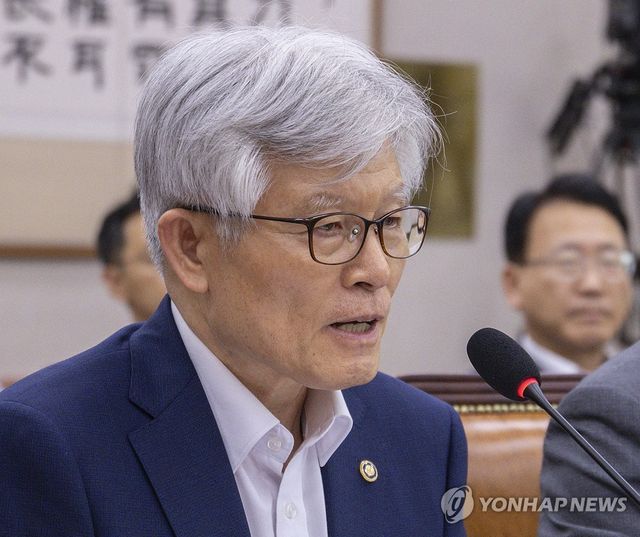 법사위에서 질의에 답하는 최동석 인사혁신처장