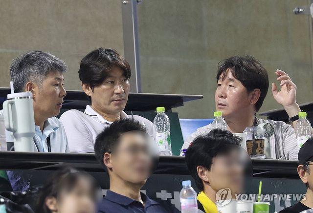 잠실구장 찾은 류지현 대표팀 감독