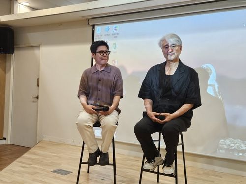 외교부 '꿈꾸는 사진관' 영화 상영회의 정초신(오른쪽) 감독과 작곡가 장태화 씨