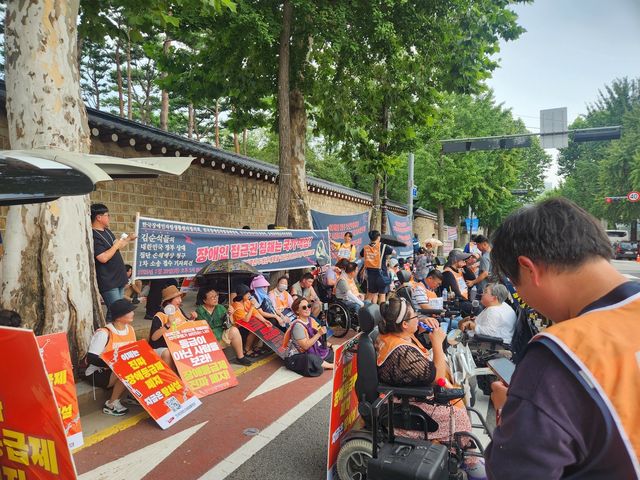 전장연 등 '장애인 접근권 침해는 국가 책임 1차 소송 접수' 기자회견