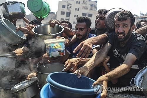 식량을 받기 위해 배급소에 몰려든 가자지구 주민들