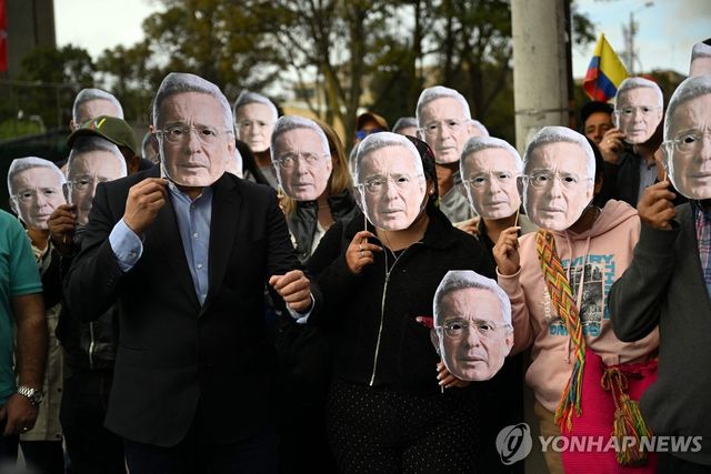 28일(현지시간) 법원 앞에 몰려 온 우리베 전 대통령 지지자들