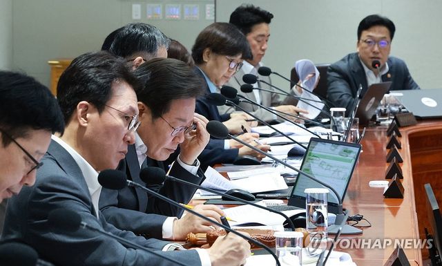 발언 듣는 이재명 대통령