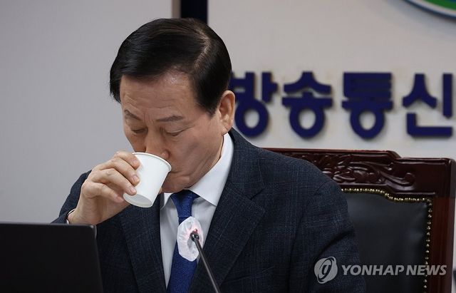 전체회의 참석한 류희림 방심위원장