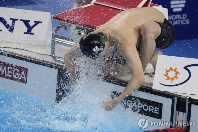 경기 준비하는 황선우.