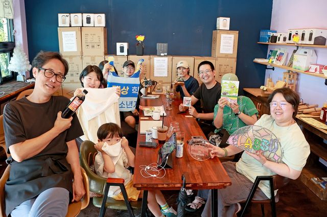 제품 들어보이는 '칠리단 청년 사업자 협동조합' 회원들