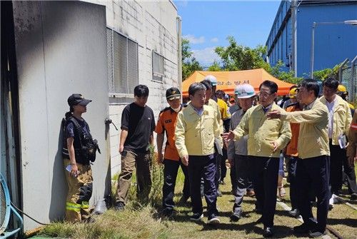 HD 현대삼호 화재 현장 방문한 김영록 전남지사