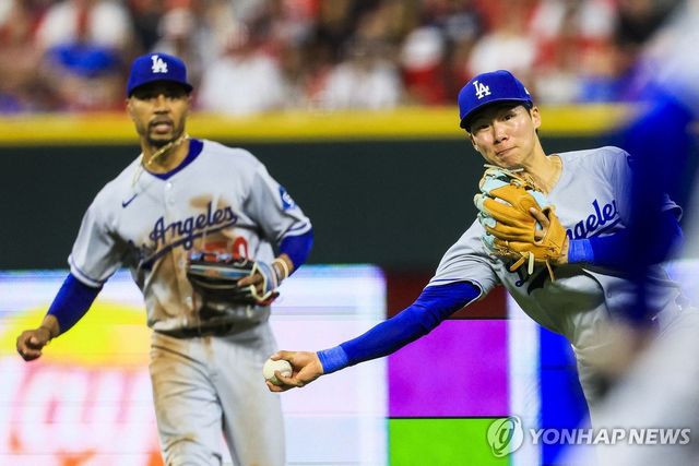 강하게 송구하는 다저스 김혜성(오른쪽)