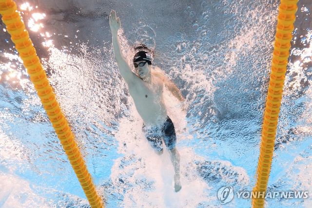 28일 열린 남자 자유형 200ｍ 준결승에서 역영하는 황선우.