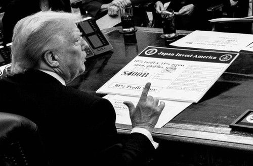 트럼프 미국 대통령 앞에 놓인 미일 무역 협상 문서