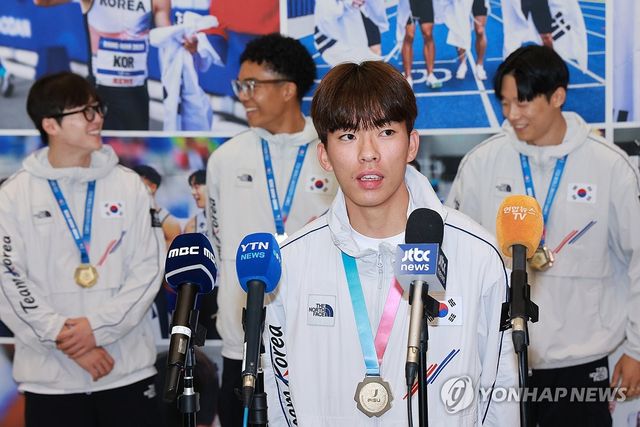 인터뷰하는 육상 남자 계주 400m 대표 김정윤