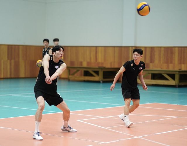 리시브하는 허수봉(왼쪽)