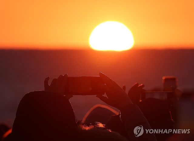 '간절곶서 한반도 육지 첫 일출 간직할래요'