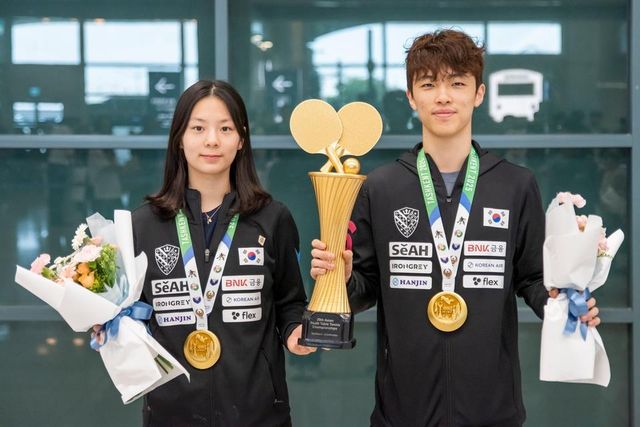 아시아청소년탁구선수권에서 혼합복식 금메달을 딴 김가온(오른쪽)과 박가현 