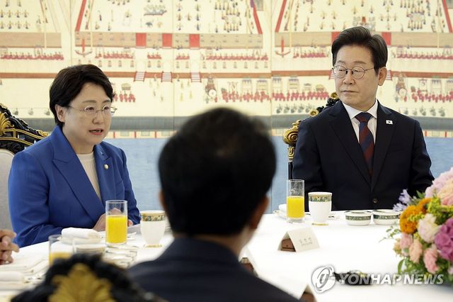 발언 듣는 이재명 대통령