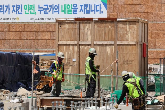 폭염특보 일주일째 샤힌프로젝트 건설현장 작업자들