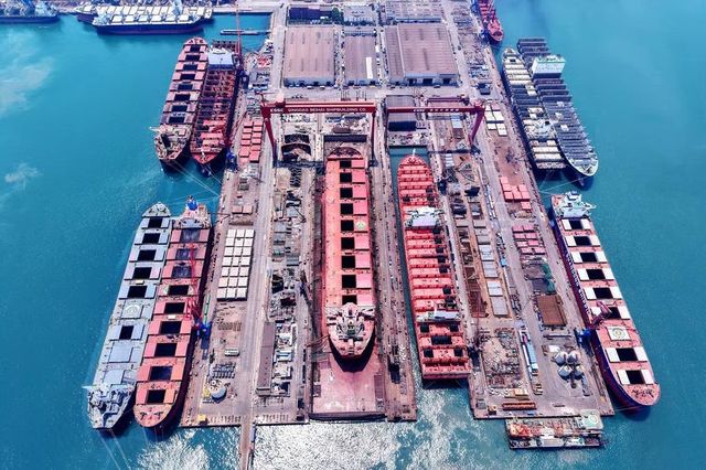 지난 5월 중국 동부에서 건조 중인 상선들 