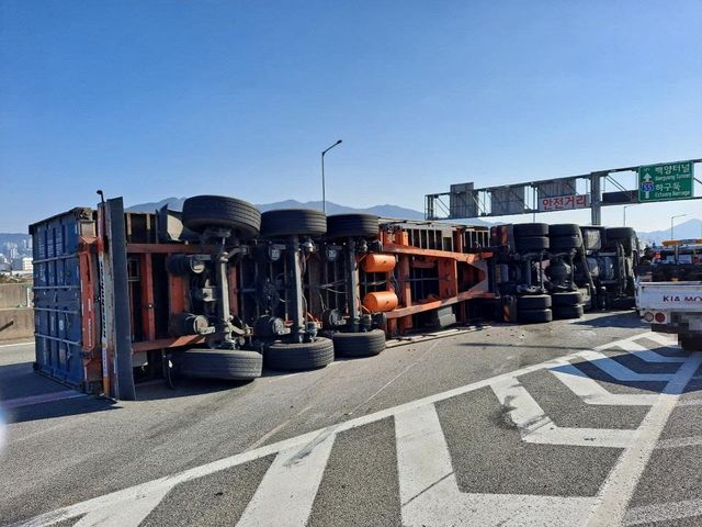 사진은 2020년 중앙고속도로 트레일러 전도 모습. 기사와 관련 없는 자료사진입니다.