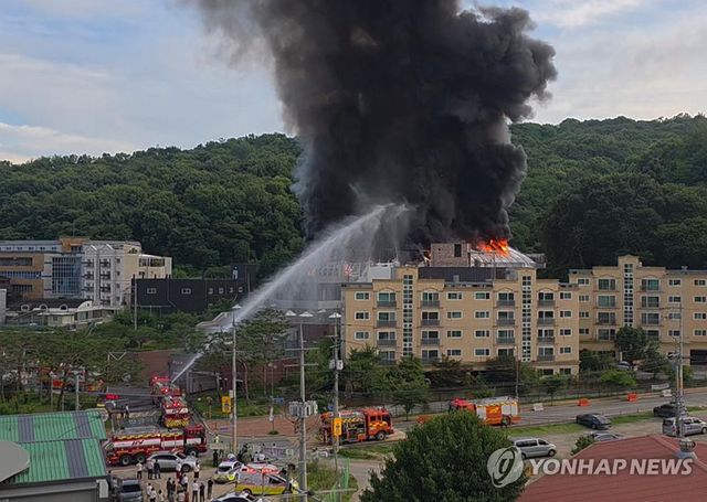 구리 교회서 화재로 100명 대피…인명피해는 없어