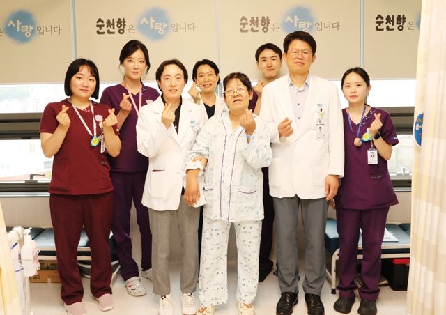 기념촬영하는 환자와 의료진