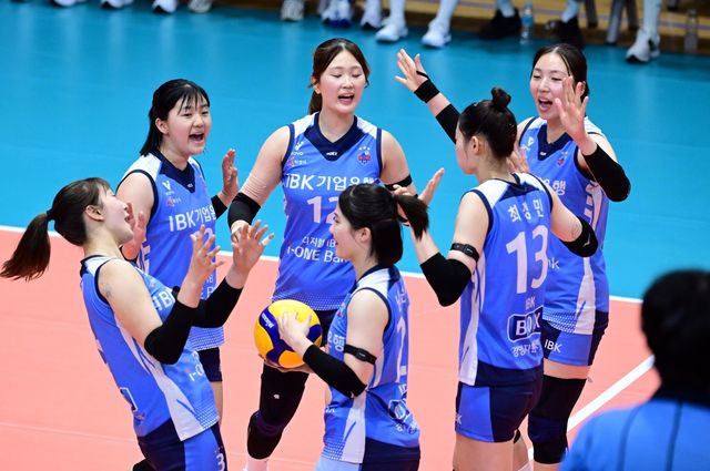 득점 후 기뻐하는 IBK기업은행 선수들