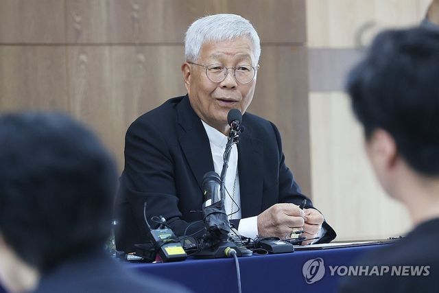 질의응답하는 유흥식 추기경