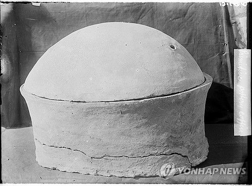 고대 이집트 남성 유해 담긴 도기의 모습