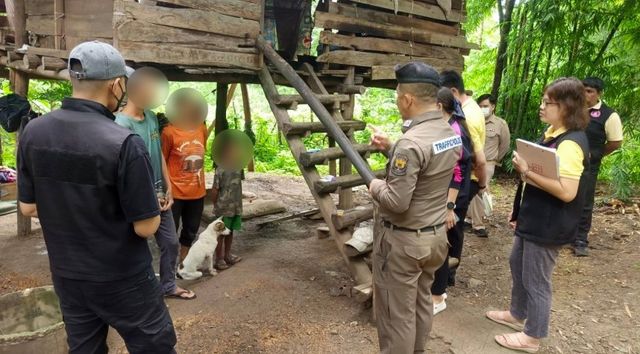 태국 당국에 구조된 8살 소년(모자이크 맨 오른쪽)