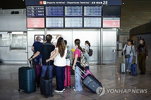 3일(현지시간) 파리 샤를 드골 공항에서 항공편 스케줄 안내판 바라보는 승객들