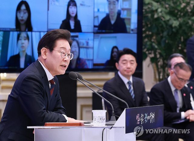 취재진 질문에 답변하는 이재명 대통령