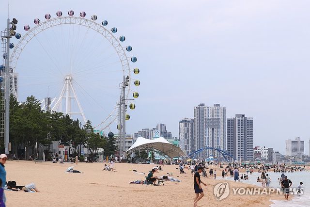 피서객으로 붐비는 속초 해수욕장