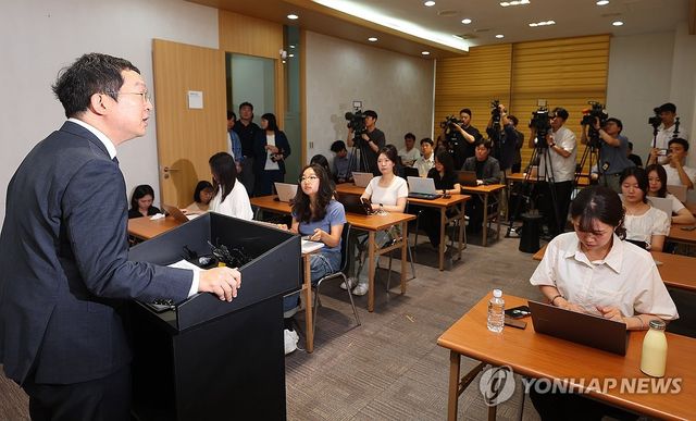 브리핑하는 정민영 특검보