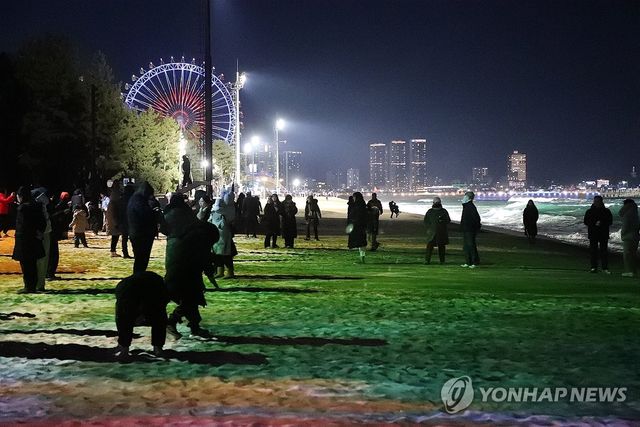미디어아트로 풍성해진 속초해변의 밤