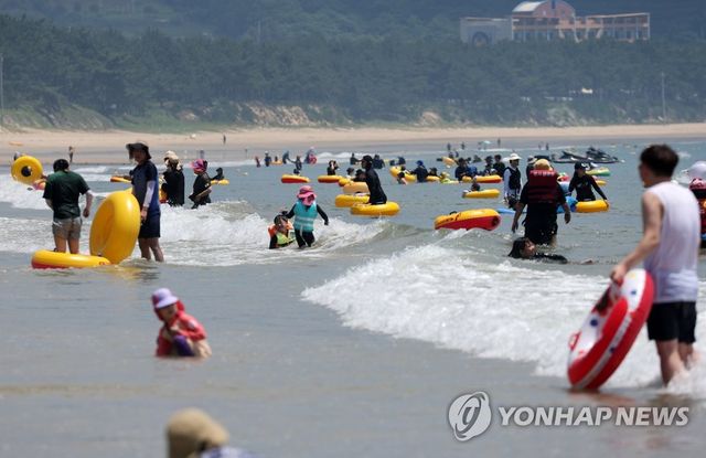 해수욕 즐기는 피서객