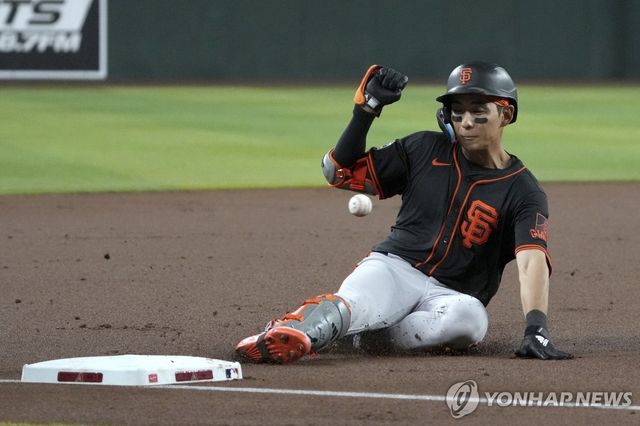 3루타를 치고 3루에 슬라이딩하는 이정후