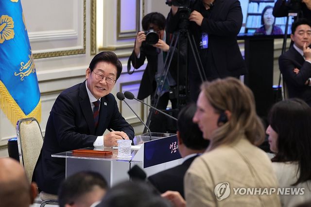 외신 기자 질문 듣는 이재명 대통령