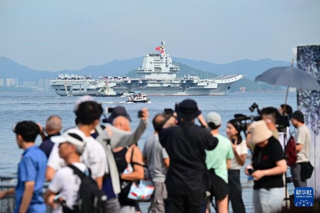 홍콩 도착한 중국 항모 산둥함 홍콩 방문. 2025.7.3