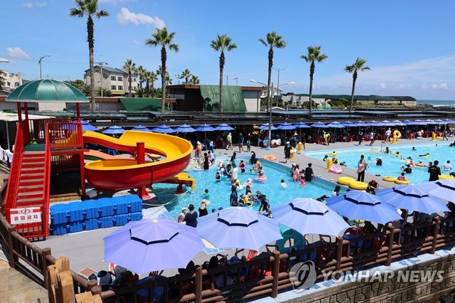 무더위 속 제주 해수풀장 인기