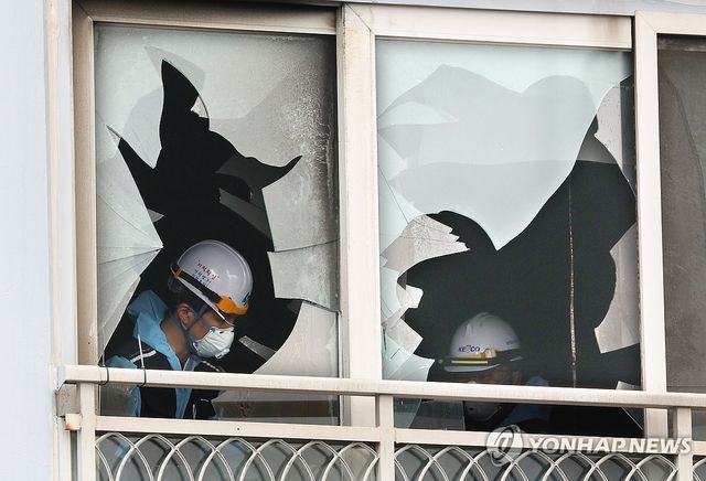 어린 자매 숨진 부산 아파트 화재 현장 합동 감식