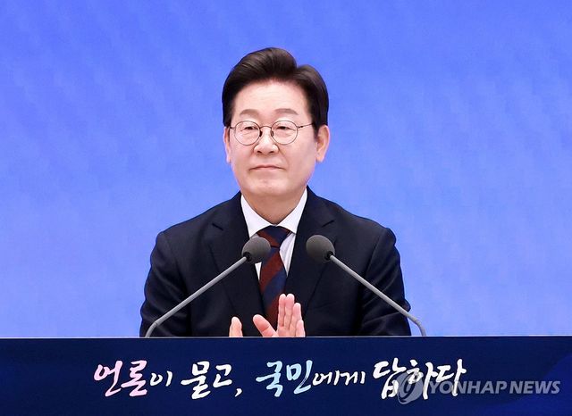 박수치는 이재명 대통령