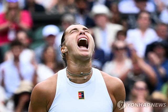 승리에 기뻐하는 사발렌카